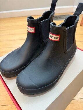 Hunter Black Chelsea-Style Rain Boots with Red Logo Trim